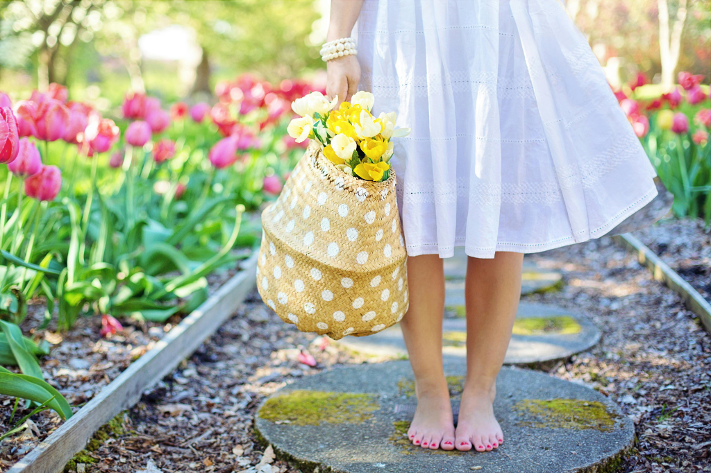 Mulher de Vestido branco em um jardim, Moda feminina, Vestido, LeChic Moda