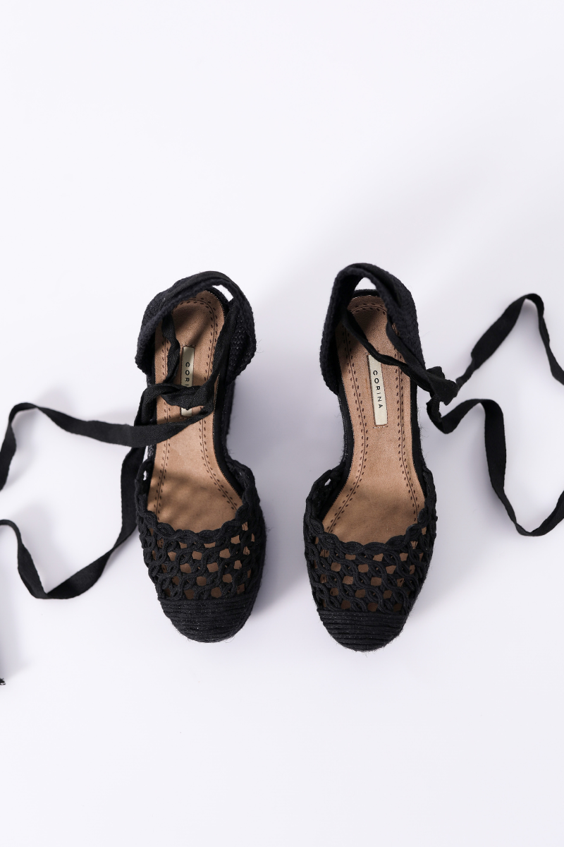 Alpargata con Cuña y tira Negra - CORINA