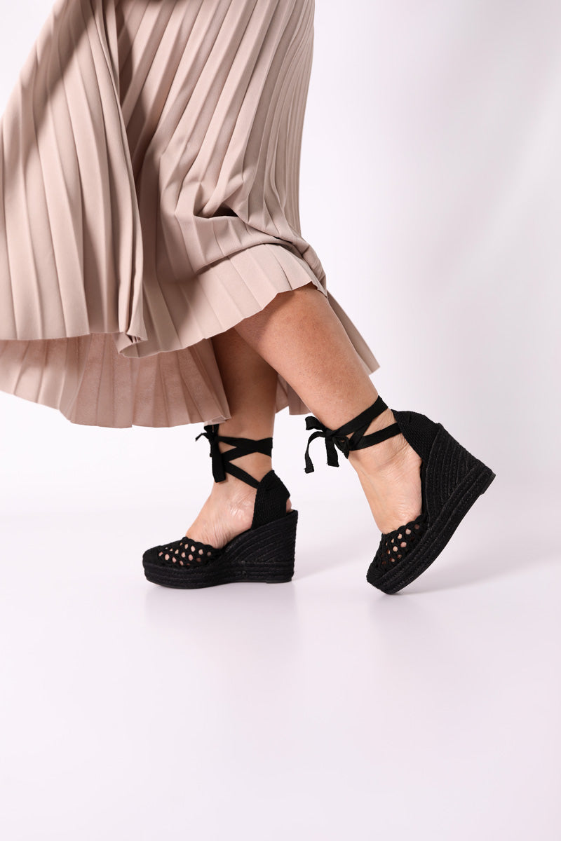 Alpargata con Cuña y tira Negra - CORINA