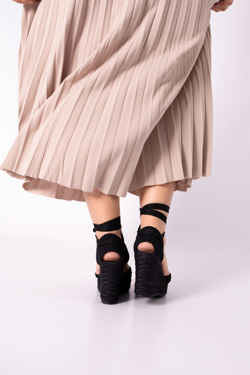 Alpargata con Cuña y tira Negra - CORINA