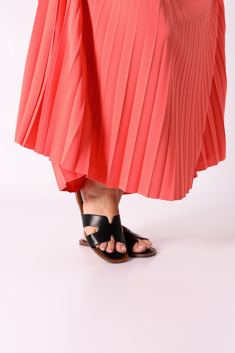 Sandalia Plana Negra - CORINA