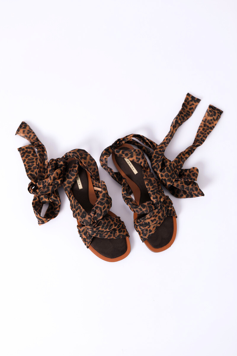 Sandalia Plana con tiras de Leopardo - CORINA