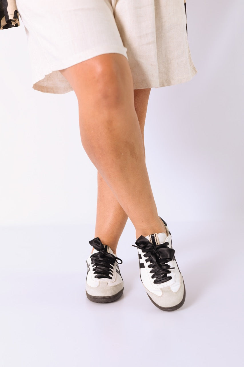 Zapatillas Retro Negro & Blanco - CORINA