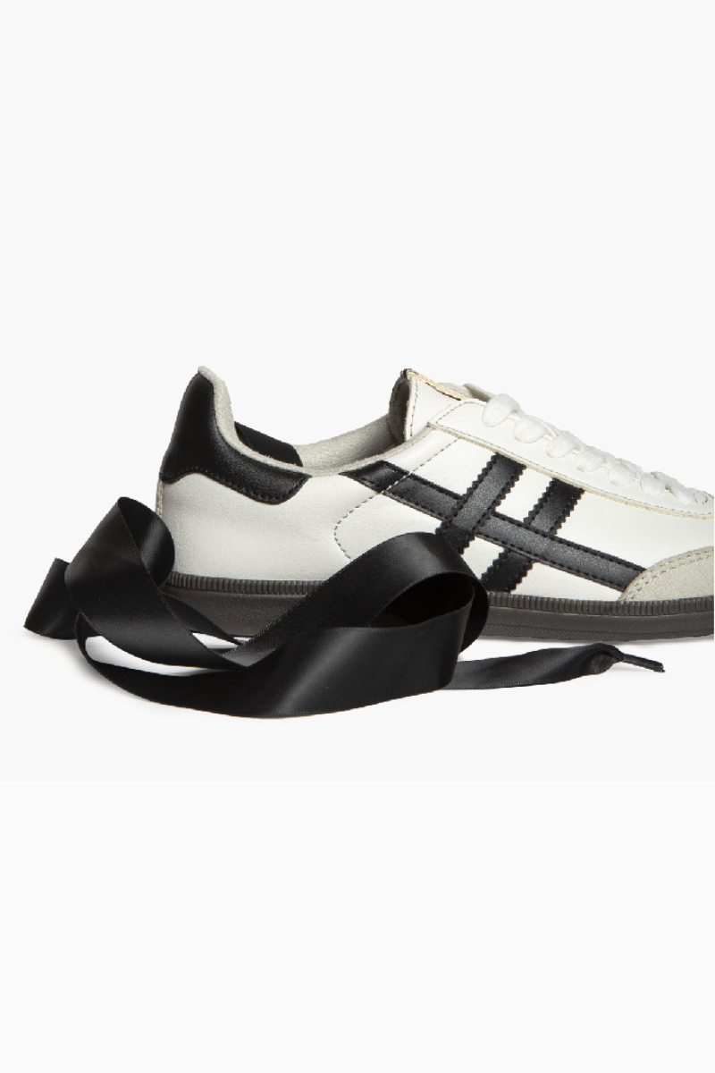 Zapatillas Retro Negro & Blanco - CORINA
