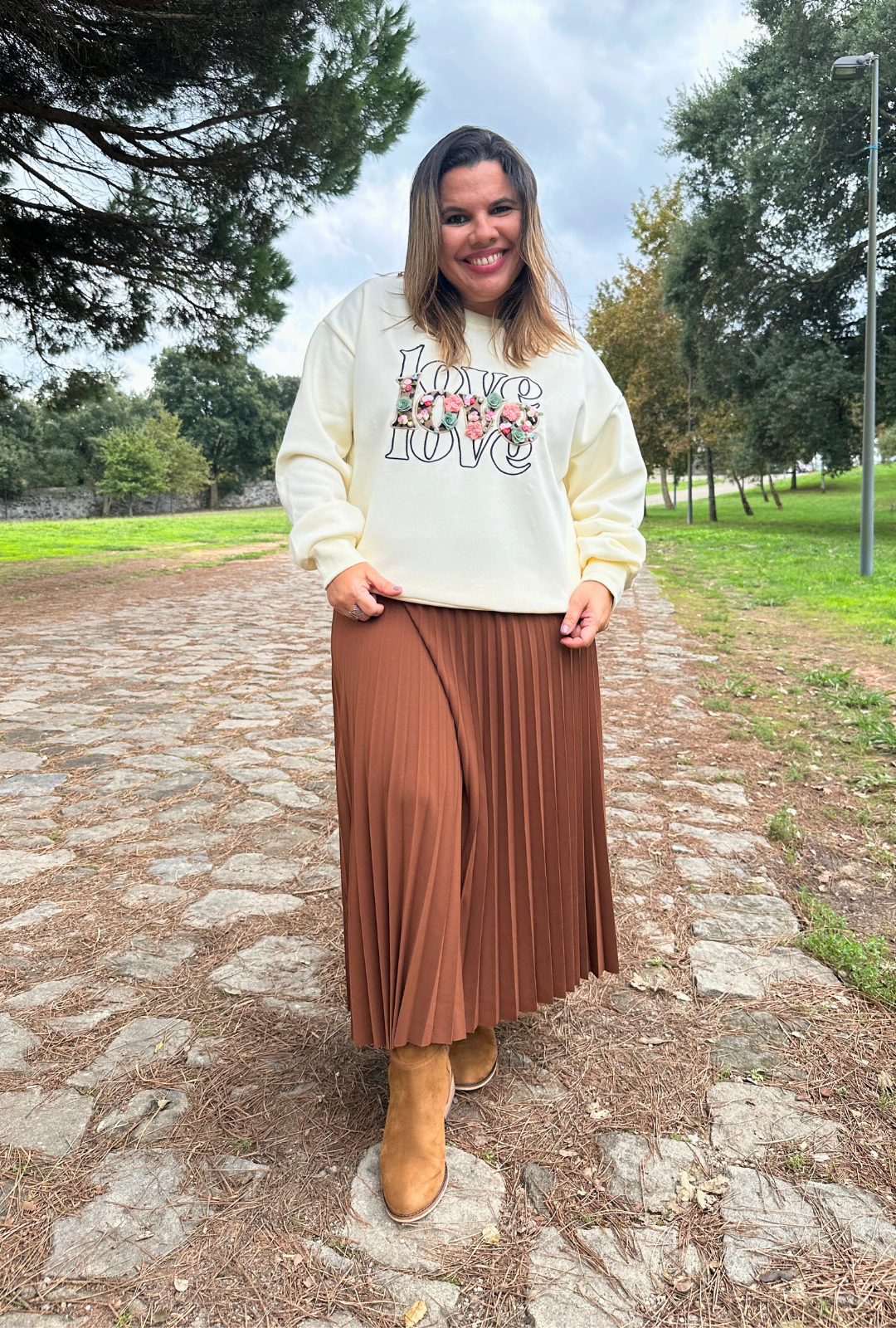 Saia Plissada Lara Castanho Único - LeChic Moda