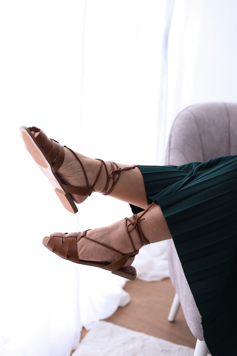 Sandalia Plana con Cierre de Cordones Camel - CORINA
