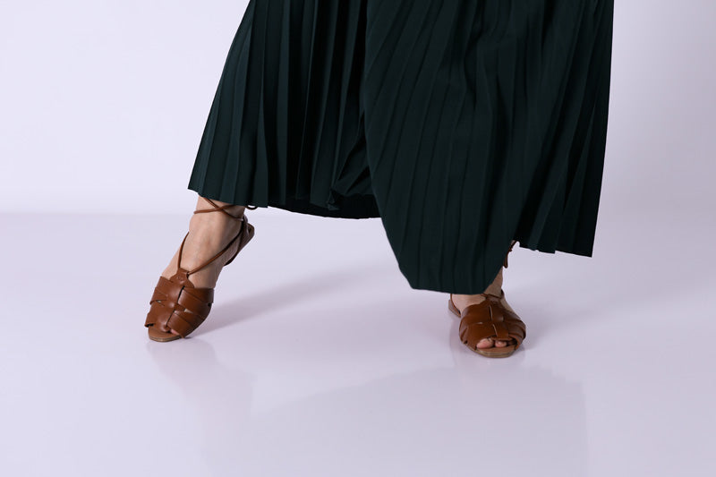 Sandalia Plana con Cierre de Cordones Camel - CORINA