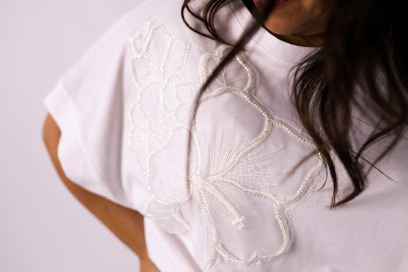 Camiseta Flor Bordada Blanca