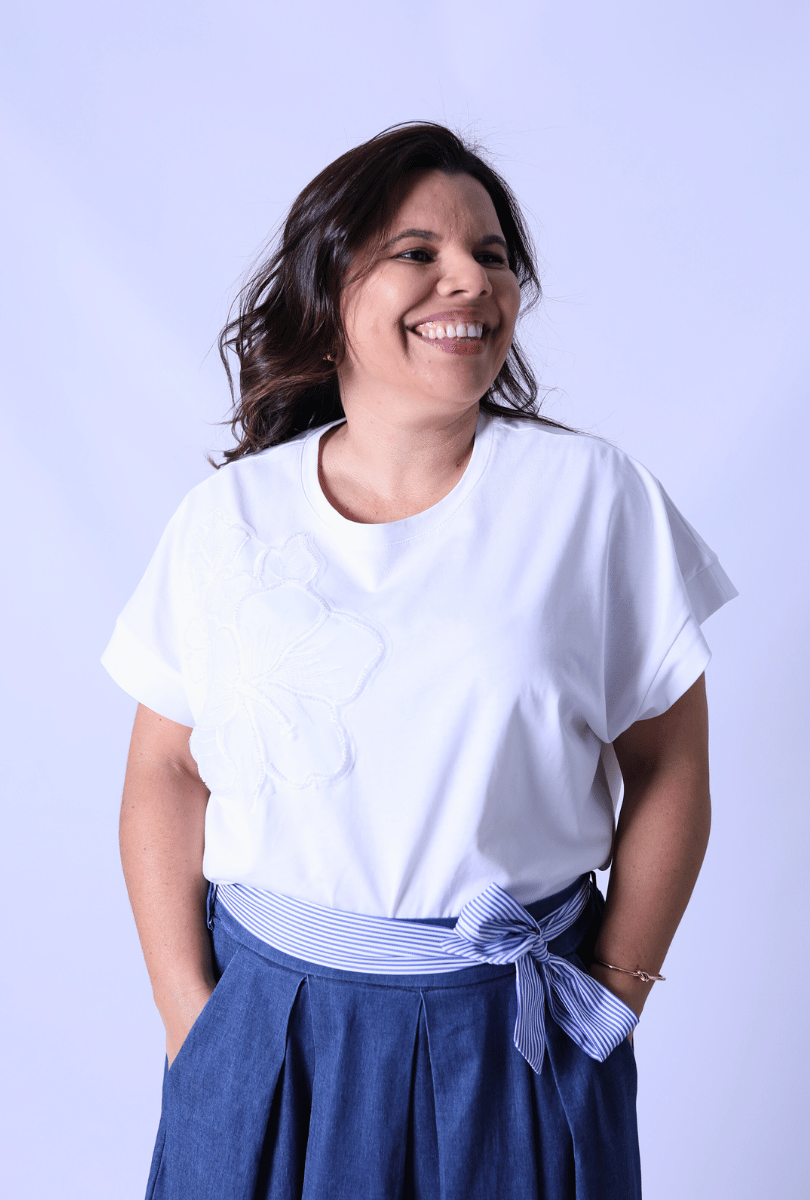 Camiseta Flor Bordada Blanca