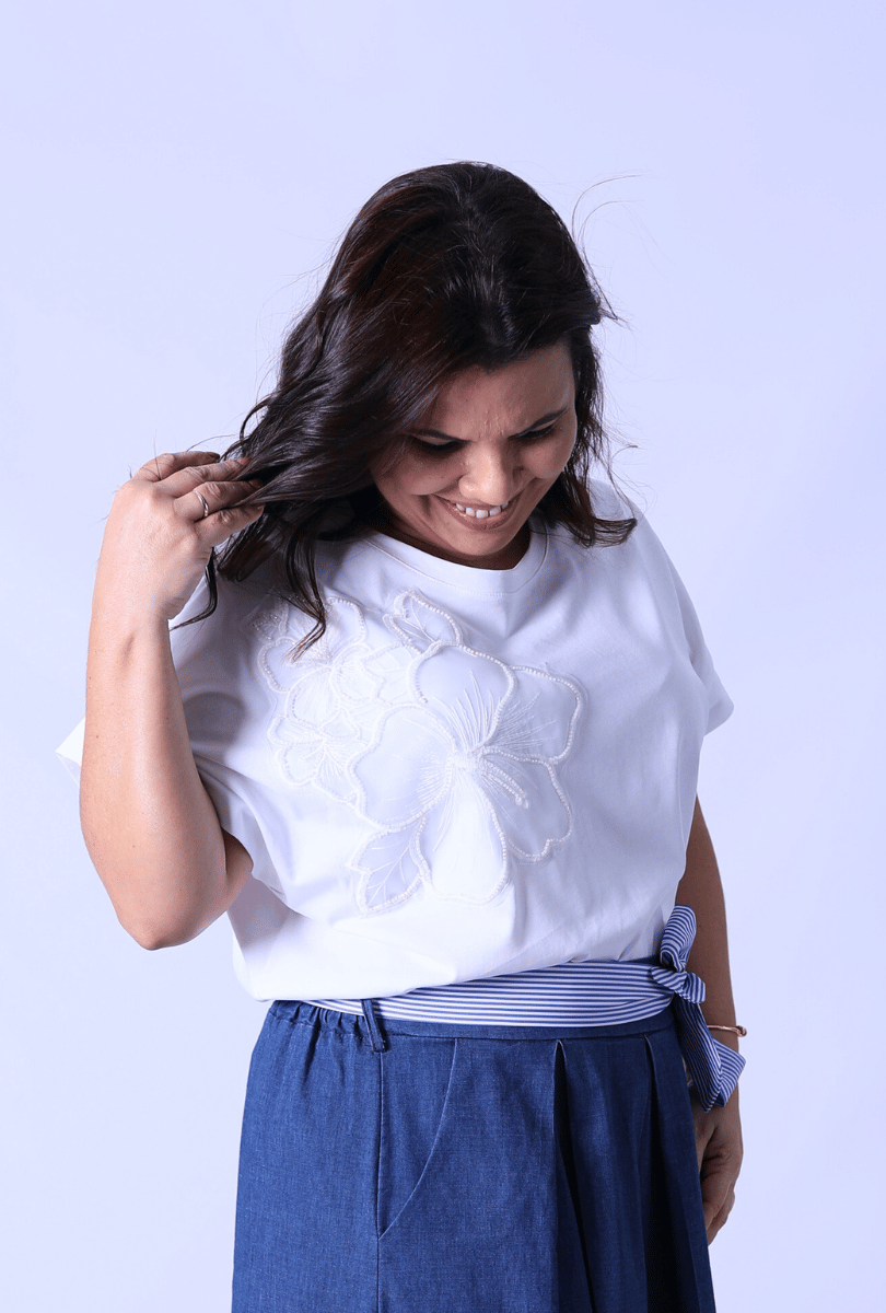 T-Shirt Flor Bordada Branca