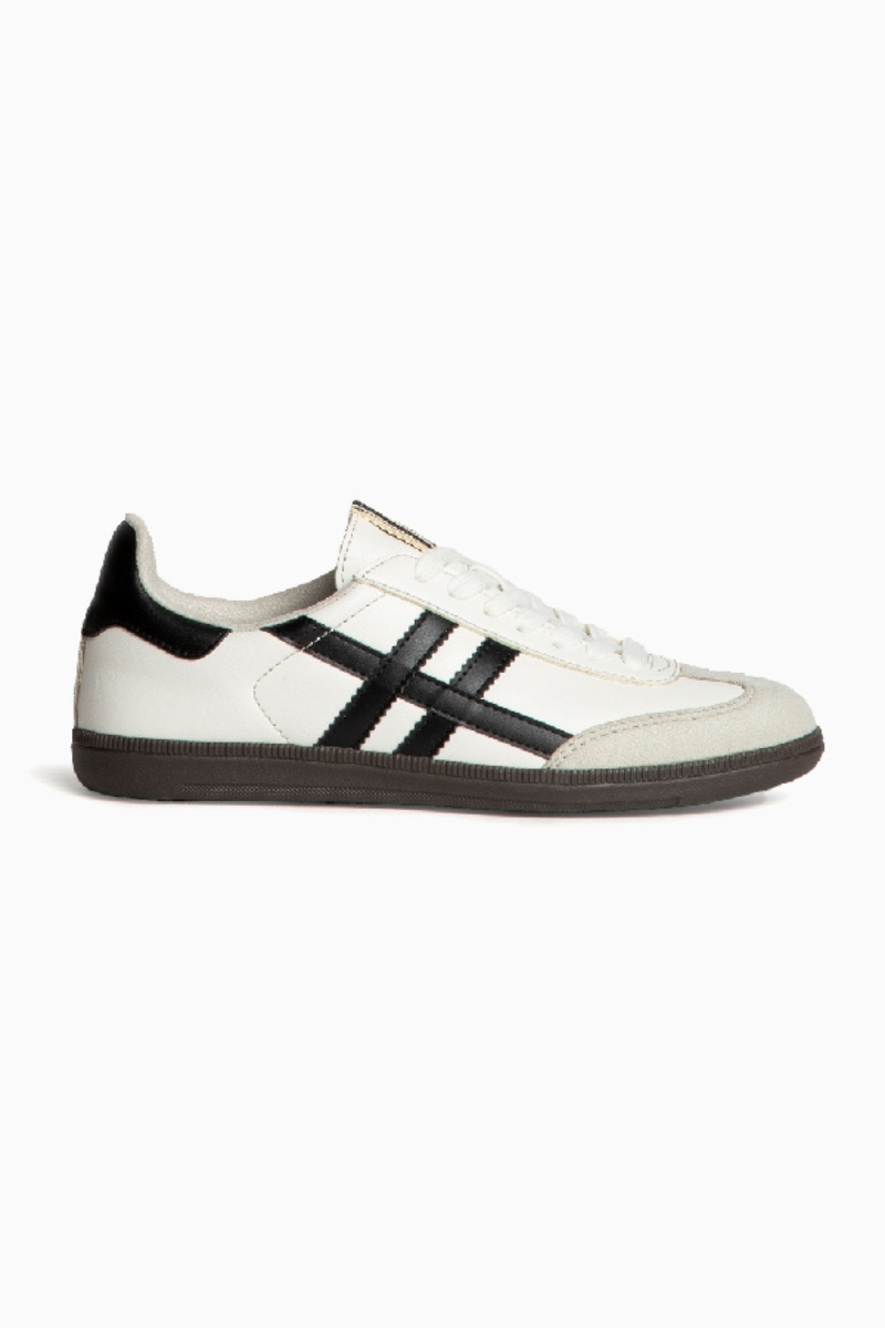 Zapatillas Retro Negro & Blanco - CORINA