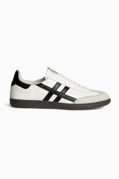 Zapatillas Retro Negro & Blanco - CORINA